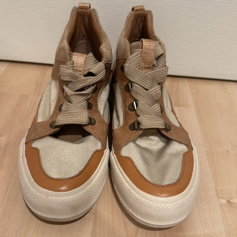 Frye Gia Lug Trail Sneaker Shoe in Beige Multi Leather And Canvas - Women’s 9 - Picture 3 of 8